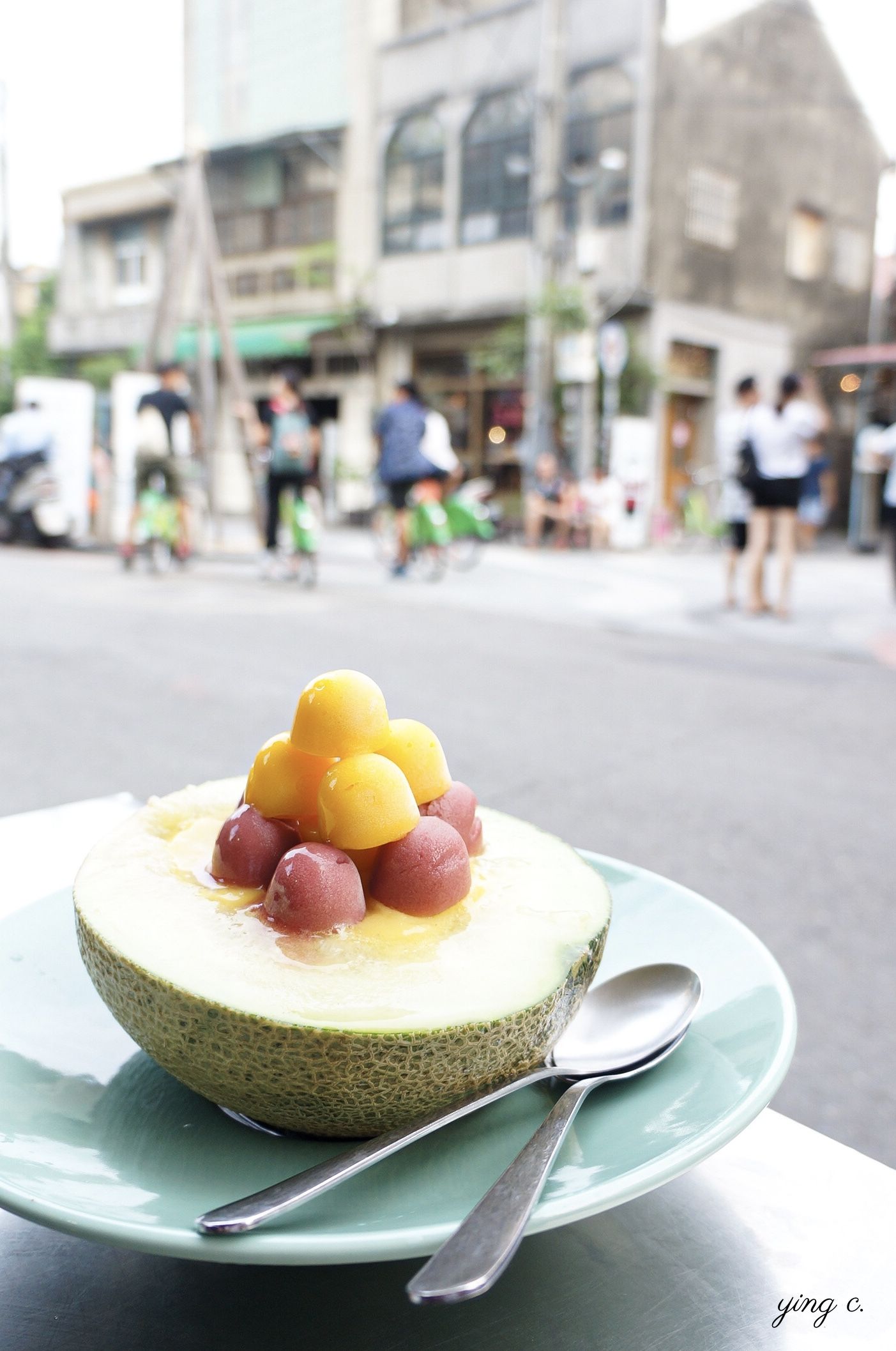 在台灣，餐後以水果代替甜點更為普遍。照片中是台南泰成水果店的招牌哈密瓜冰。