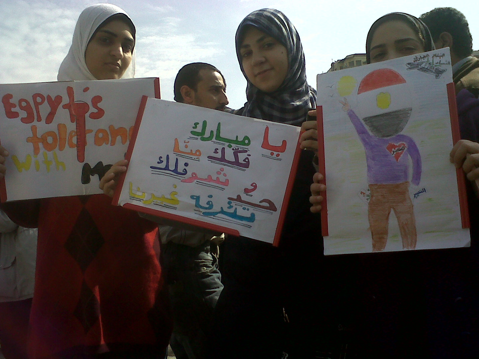圖3_位於開羅的年輕抗議民眾。中間的牌子上寫著：「穆巴拉克離開我們，去找其他人讓他們討厭我們。」