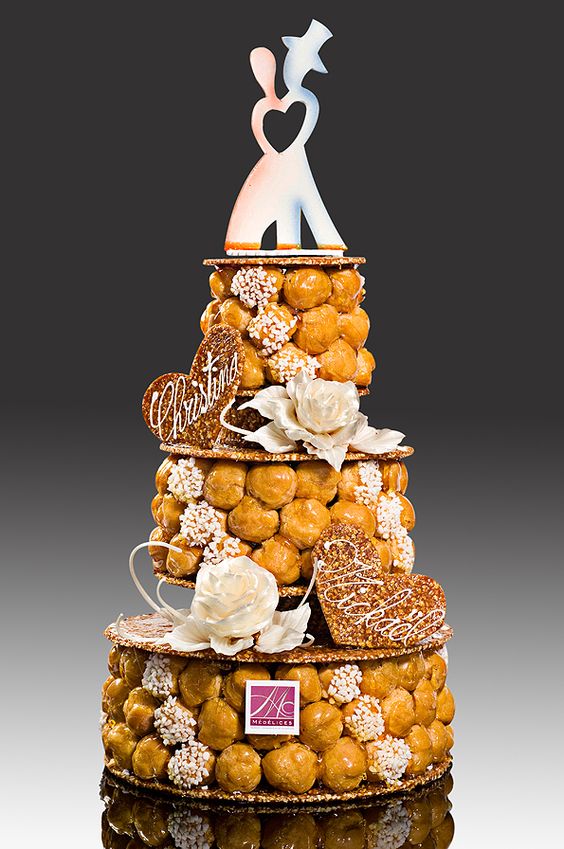 法國的傳統婚禮蛋糕「croquembouche」泡芙塔，包含了以焦糖飾面的小泡芙與使用杏仁焦糖片和蛋白糖霜的裝飾。可以點此看製作過程影片。（圖片來源：Pinterest @aufeminin）