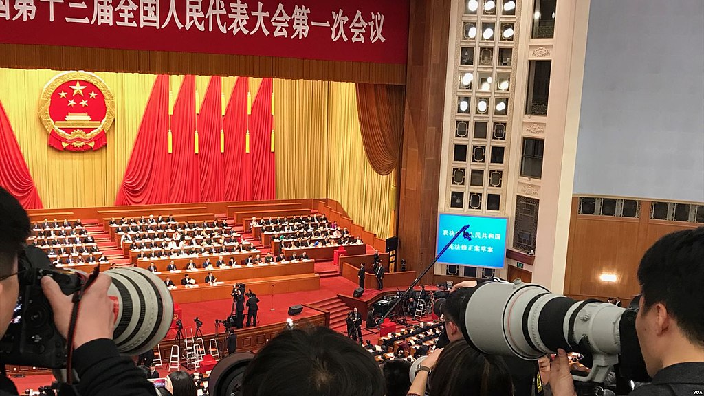 在2018年召開的人民代表大會上，習近平成為無限期國家主席、共產黨總書記和中央軍委主席。（圖片來源／wiki）