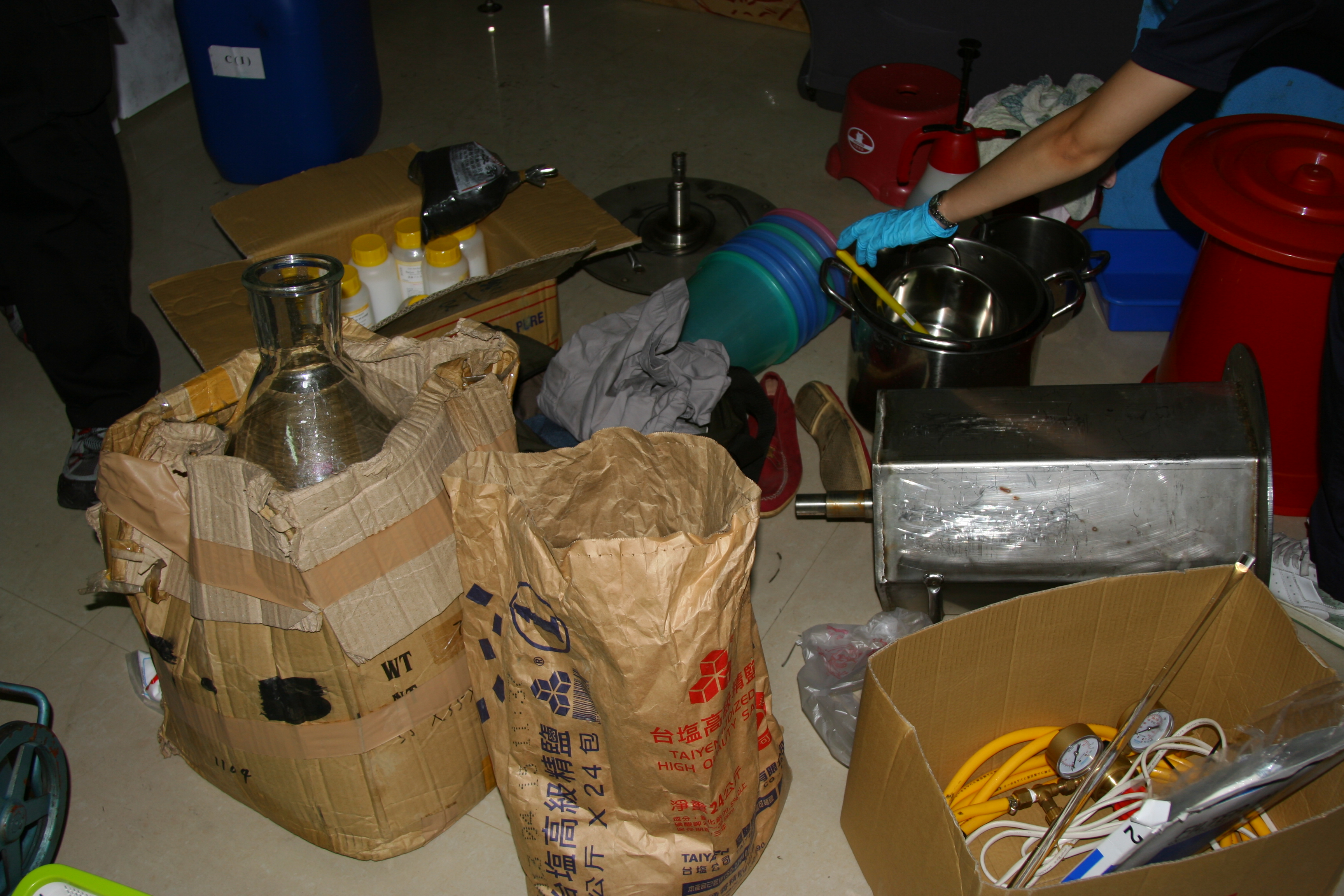 許多毒品製造器具可在化工材料行購得，圖為查扣之部分毒品製造器具與原料