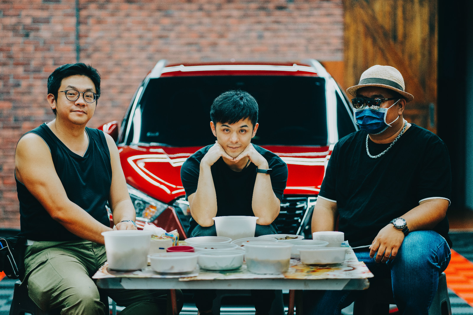 深夜男子三人組對談，左起：林立青、姜泰宇、本意是喬裝卻不小心變成嘻哈風的大師兄
