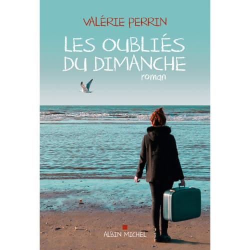 《星期天被遺忘的人》法文版封面：提著行李箱的女人，眺望海平面上翱翔的海鷗