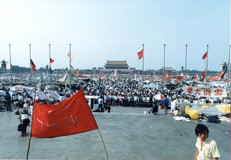 從人民英雄紀念碑拍廣場，可見人群聚集時，可達數萬人。前面的紅旗是「特糾隊」，負責人民英雄紀念碑周邊的糾察工作。學運後期，本來人群變少了，可民主女神一豎立起來，北京電視台一批評，起了廣而告之的作用，人群