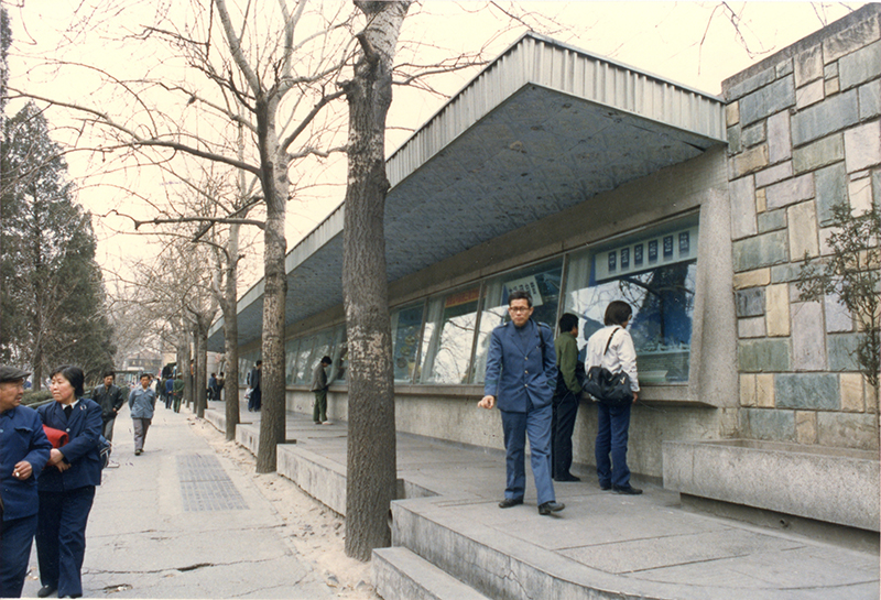 大學裡的看板，平時貼著各種報紙刊物，學運期間，學生也會來這裡貼上各種告示。不過，這種1980年代的舊式風景，北京早已不存在了。