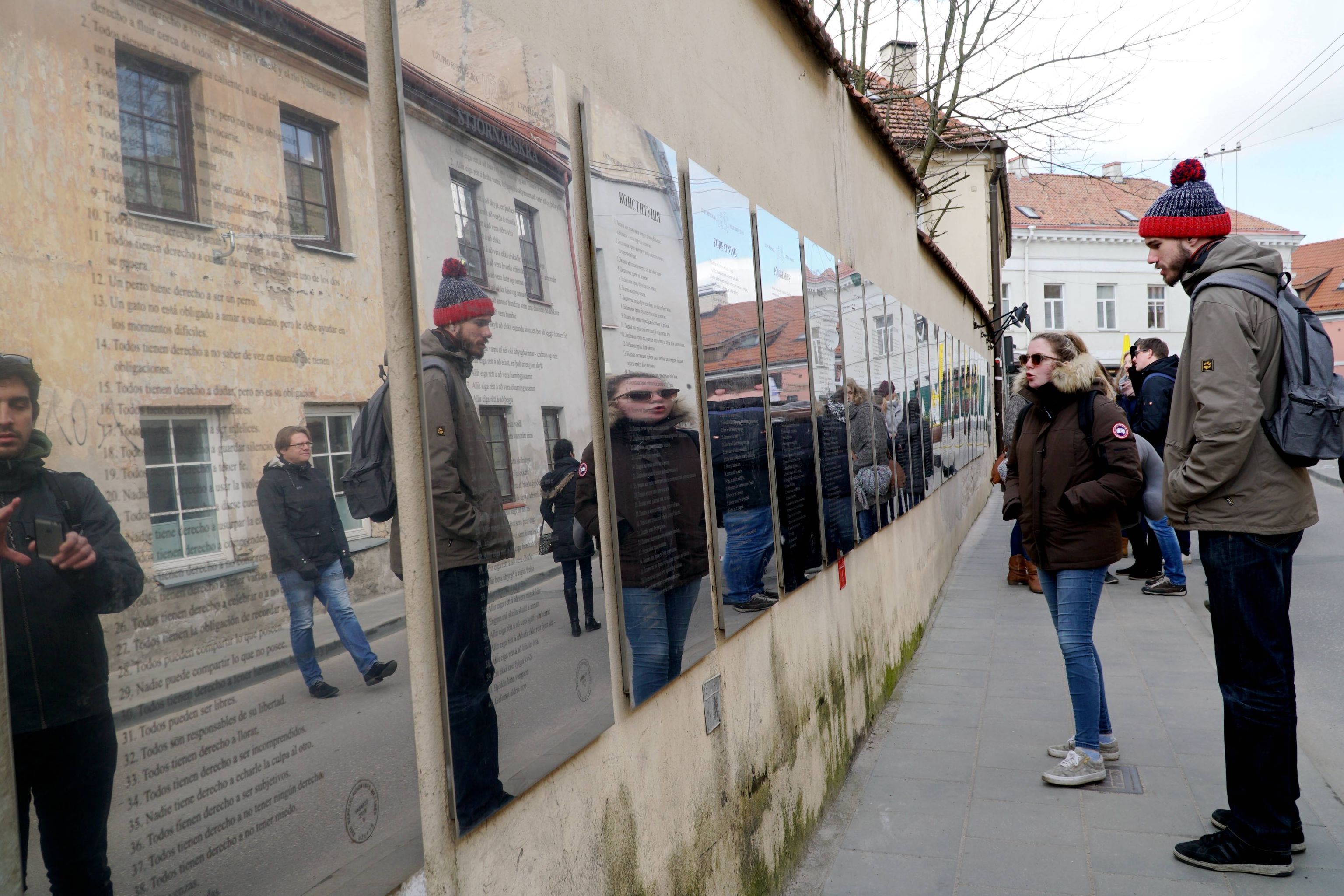 遊客在憲法牆前拍照留念（攝影/黃麗如）