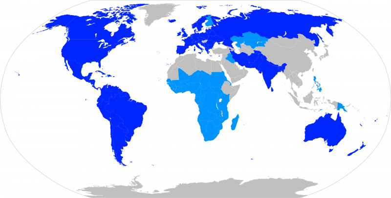 圖1：當代印歐語系世界分布圖。圖中深藍色區為「多數人母語區域」，淺藍色區為「官方語言、但並非多數人母語區域」，灰色區為「印歐語非官方語言區域」。圖片來源：Wikimedia Commons