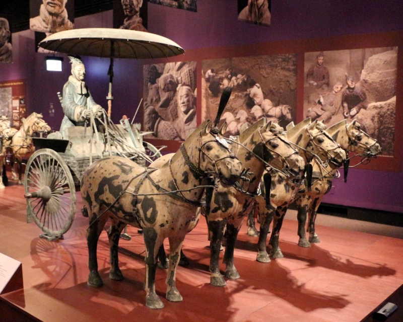 圖4：出土於西安兵馬俑墓葬中的秦代青銅馬戰車。圖片來源：Wikimedia Commons