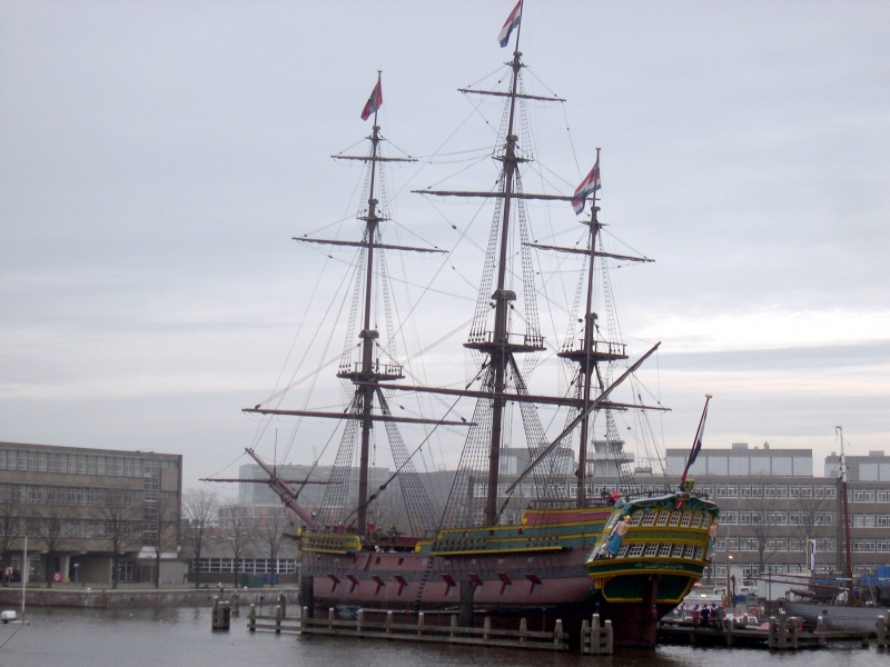 圖1：荷蘭海事博物館中展示的VOC商船「阿姆斯特丹號」原寸模型。圖片來源：Wikimedia Commons