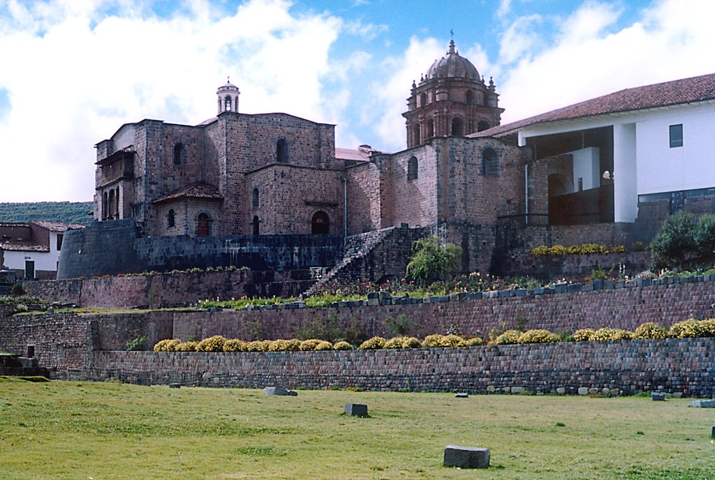 西班牙殖民者拆毀太陽神廟，在其遺址上利用其基礎興建修道院和教堂。（圖片來源/wiki）