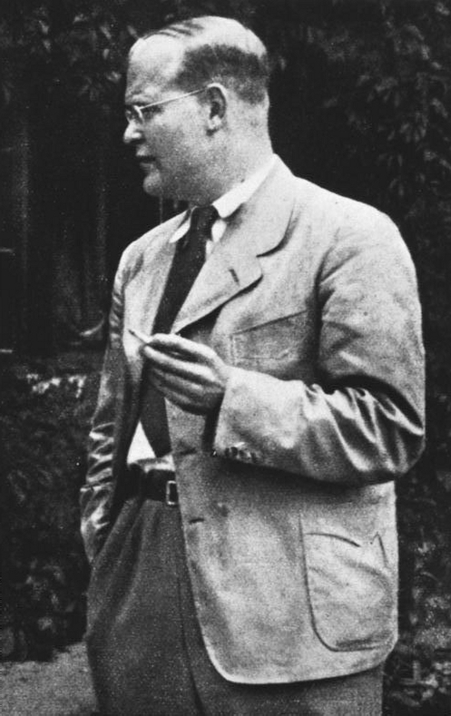 潘霍華曾經參加在德國反對納粹主義的抵抗運動。因同伴計劃刺殺希特勒失敗，潘霍華在1943年3月被捕，並於希特勒自殺前22天被絞刑處決。 （圖片來源/wiki）