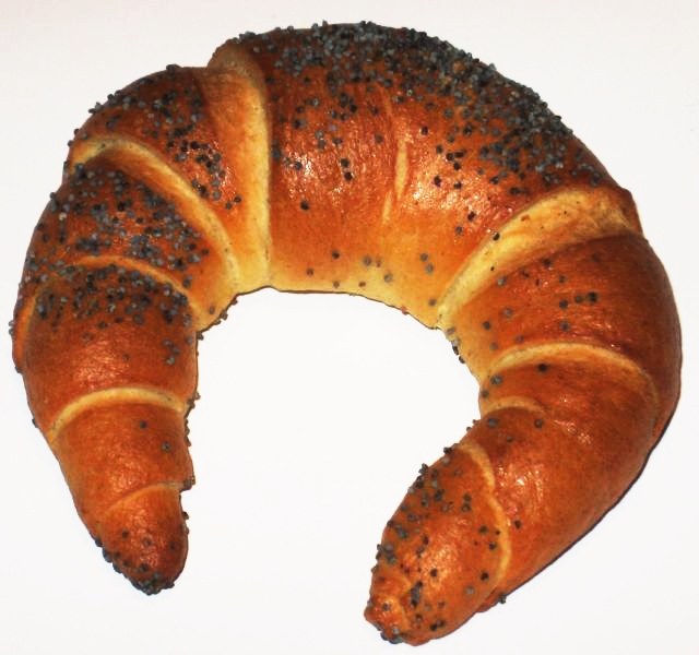 奧地利德語中將牛角麵包稱為「kipferl」。這種形狀的麵包在匈牙利、波蘭、捷克等中東歐國家都可見其蹤跡，其語源有「牛角形」、「扭轉」之意。（照片來源：itinari.com）