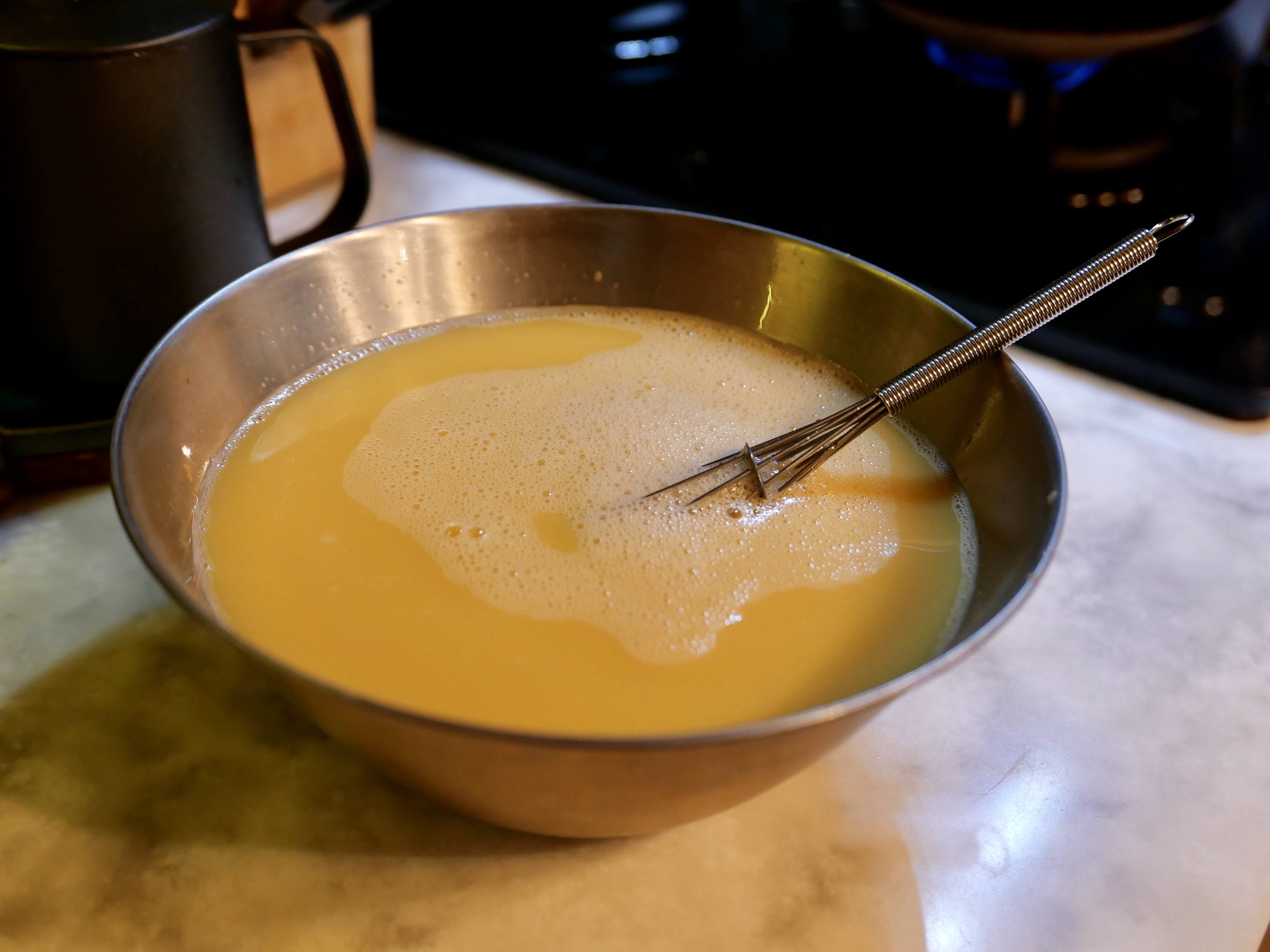 將蛋液與高湯拌勻