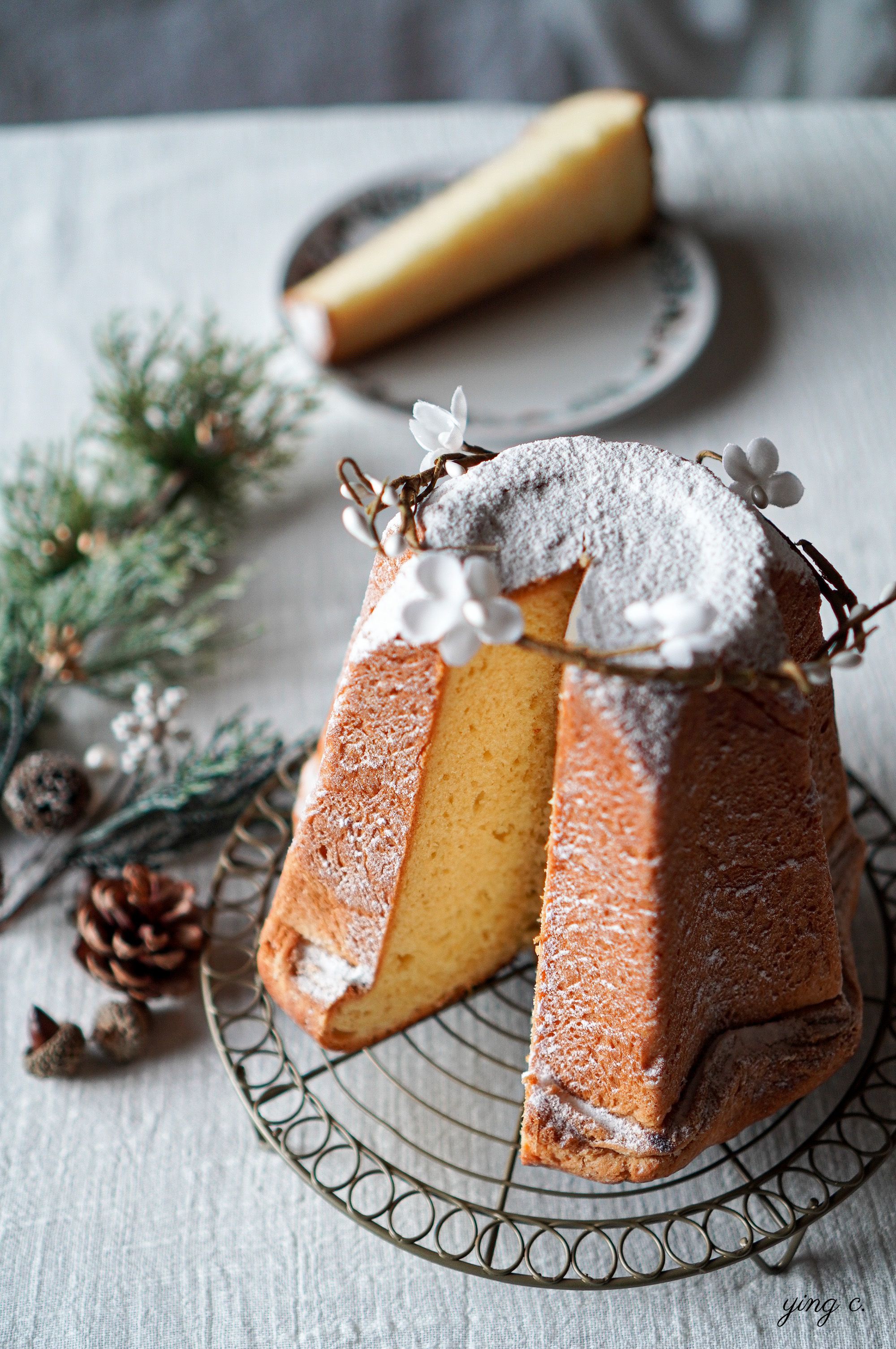 潘多洛黃金麵包使用了大量奶油、蛋，並以蜂蜜取代部分砂糖，顏色金黃、在奶油的馥郁中帶著蜂蜜的清香。由於使用特殊八角星型模，並灑上大量糖粉，外型宛如義大利北面覆雪的山峰，在聖誕節品嚐別有風情。