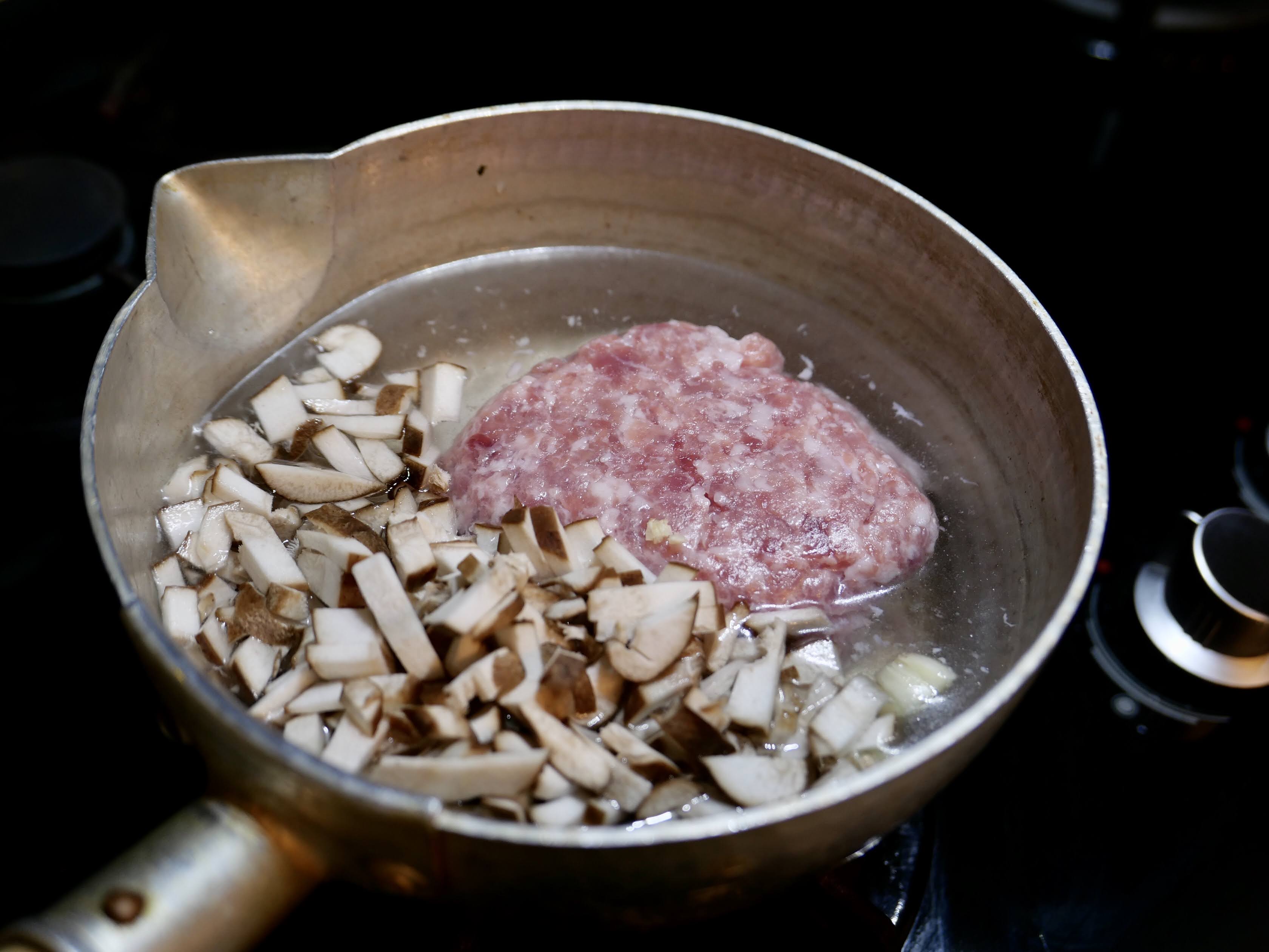 豬絞肉、香菇丁、大蒜一起冷水煮起。