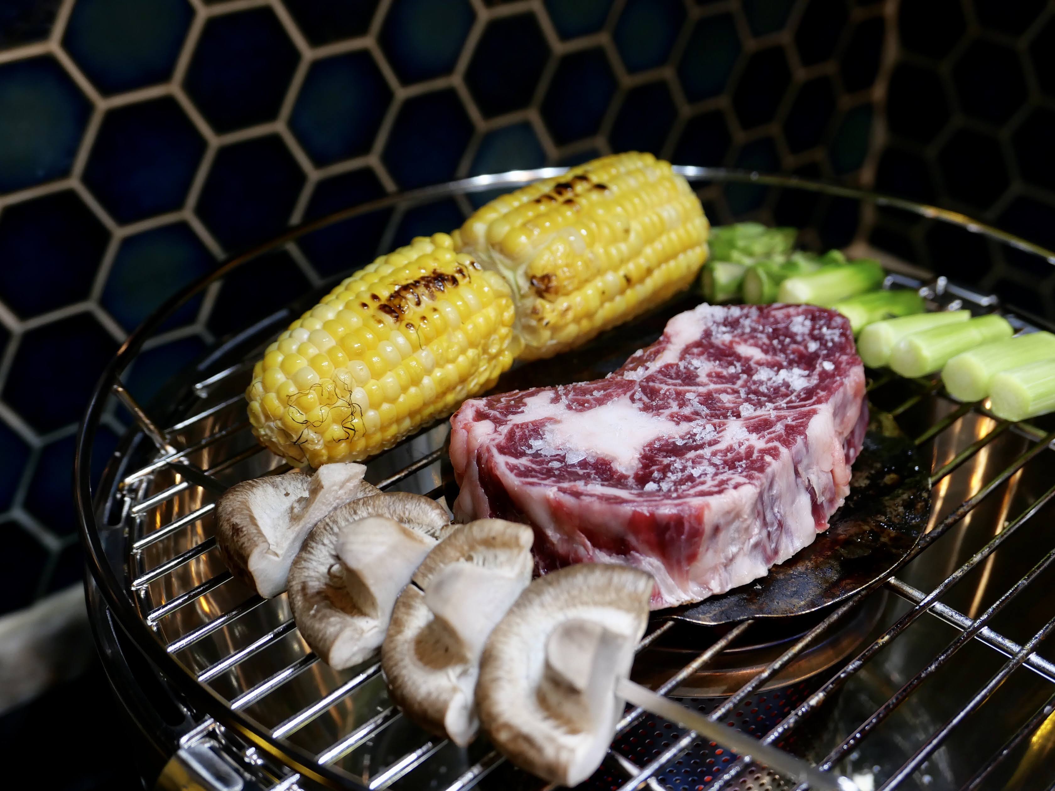 新買的炭爐，烤起蔬菜與牛排真的是一流。