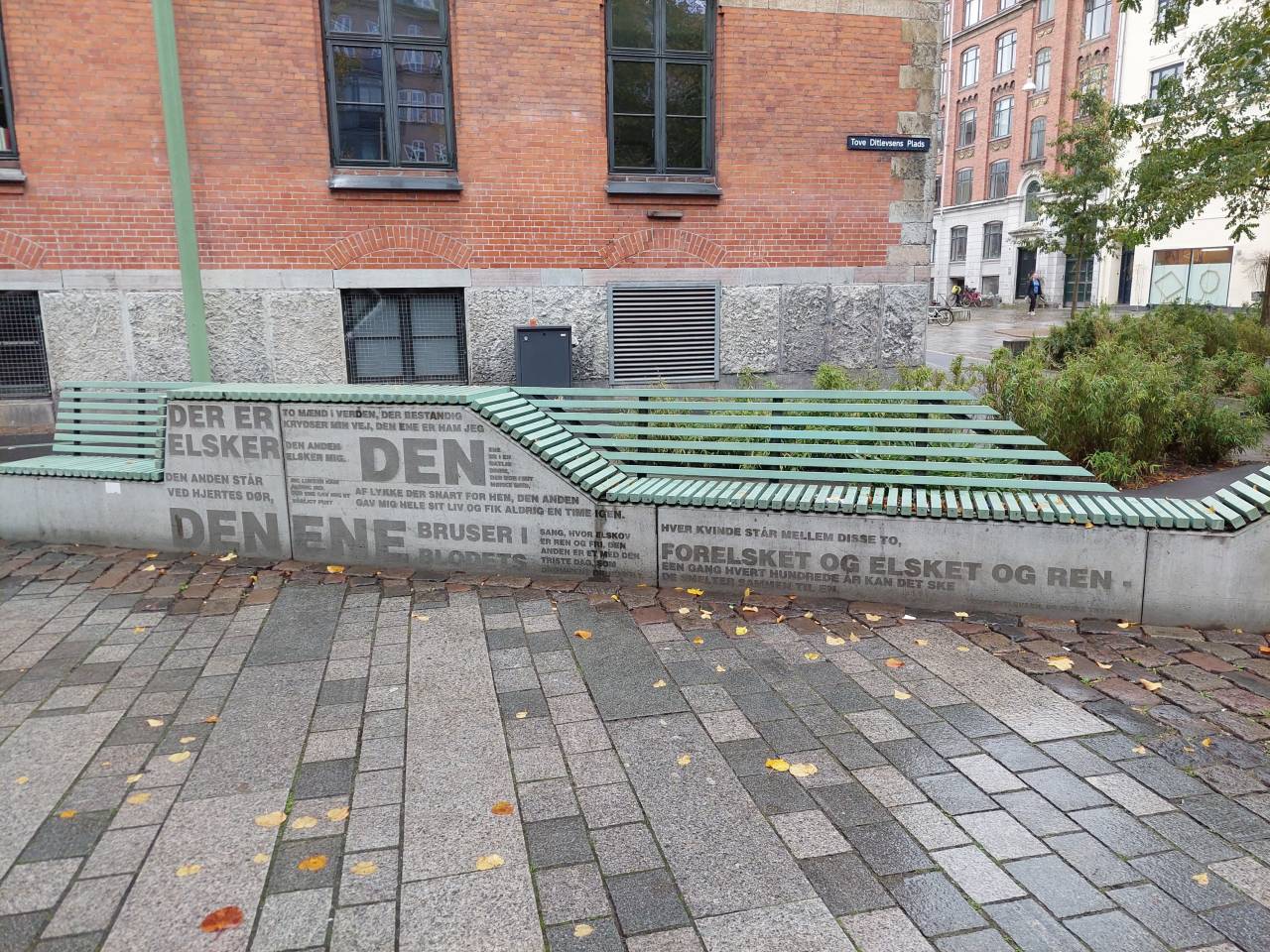 托芙．迪特萊弗森（Tove Ditlevsen）在丹麥是家喻戶曉的國民作家，照片是「托芙．迪特萊弗森」廣場（Tove Ditlevsen Plads），石凳上刻印著她的詩作。@照片提供：吳岫穎（哥本哈根三部曲譯者，現居哥本哈根）