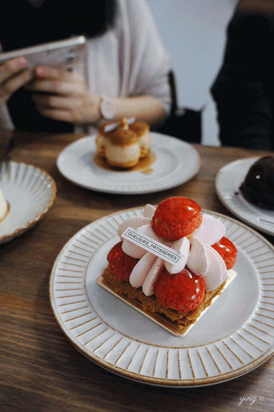 台北Quelques Pâtisseries 某某｡甜點的單人份草莓紫蘇聖多諾黑。兩位創辦人當初便是為了延續巴黎獨立甜點店的精神，決定以充滿個人風格的聖多諾黑作為招牌創作。