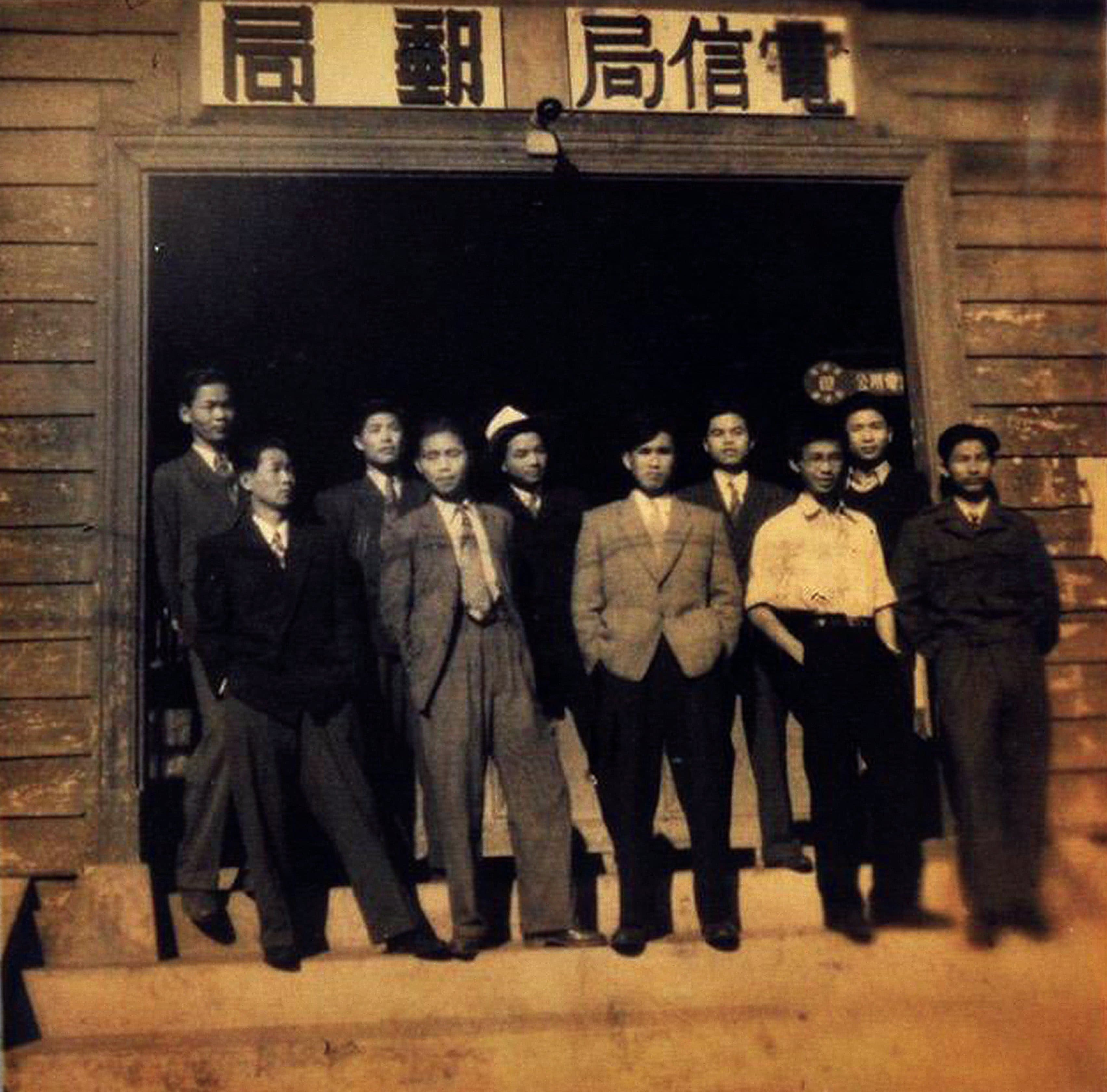 1949年，台北電信局員工劉建修（後排左2）、李熒台（前排中）至苗栗電信局串聯「歸班運動」。（劉建修提供）