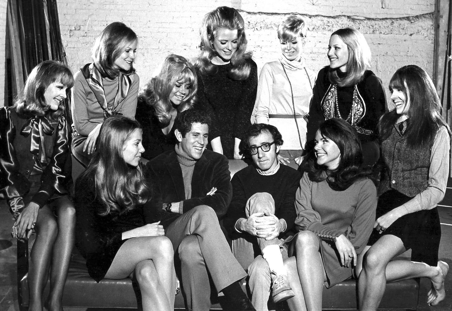 1969年，艾倫與《呆頭鵝》（Play It Again, Sam）的百老匯劇場演員合影（1972年推出同名電影）