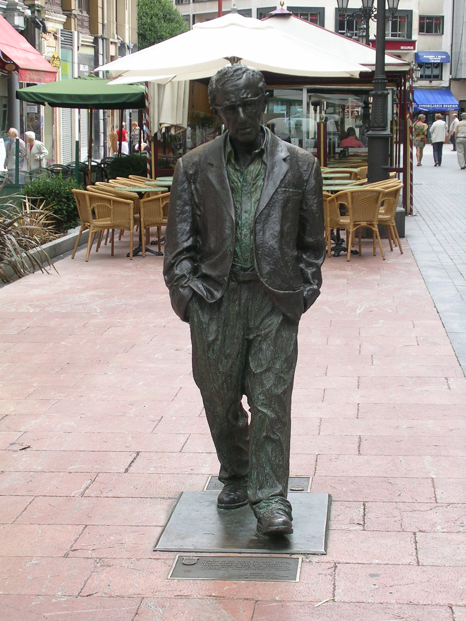 西班牙城市奧維耶多為伍迪·艾倫豎立的等身雕像