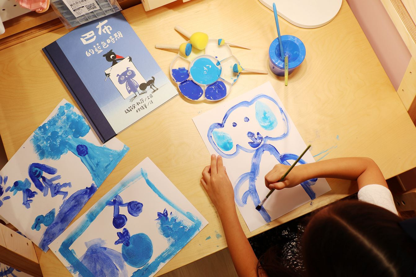 【閱讀完繪本後，和孩子一起用藍色的畫筆一起畫畫吧！】