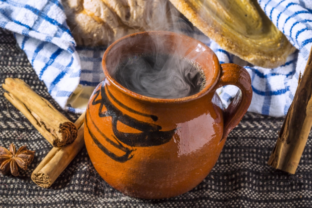 墨西哥咖啡，加入許多香料與咖啡粉一起煮，並裝進大陶罐中飲用。圖：Shutterstock