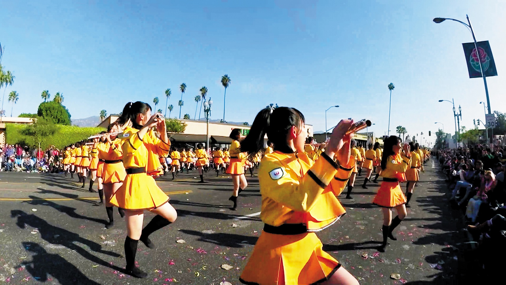 京都橘出席2018年美國玫瑰花車遊行。（遠流出版提供、cGreen Band Association）