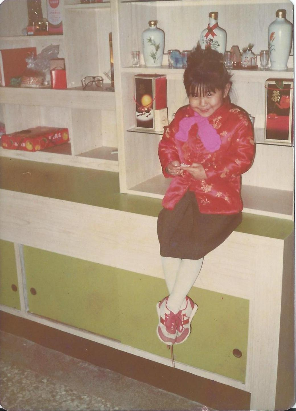 賴鈺婷幼時穿著喜愛的紅棉襖。（賴鈺婷／提供）