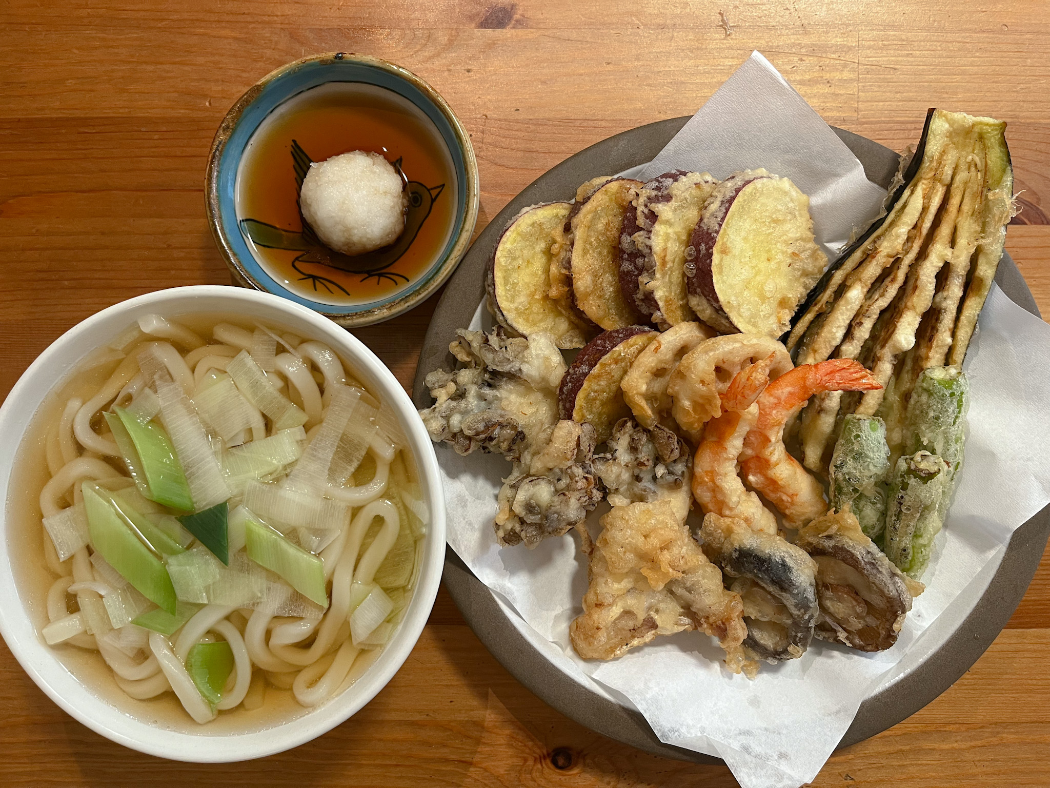 在家吃天婦羅，若不是做成天丼，就是配上烏龍麵一起吃了。日式高湯簡單卻充滿深度的味道，可以襯托出食材的鮮美，是日式料理的精髓。