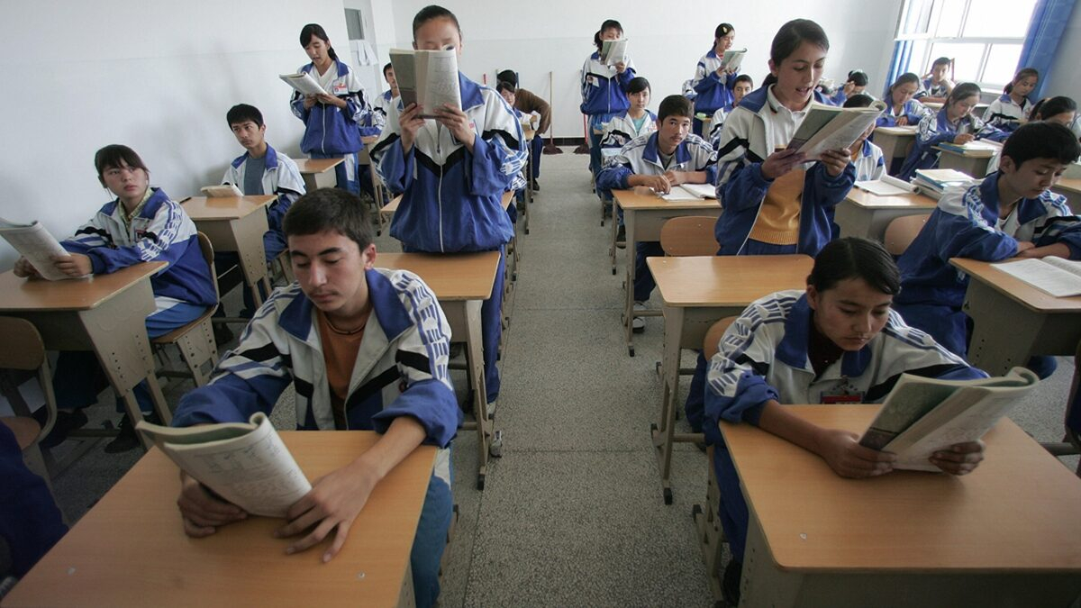 ＠圖說：中共教育系統針對下一代維吾爾孩童的系統性洗腦更有加重趨勢，除以漢語為教育方針，現亦強化家長的約束懲戒。（©法新社）