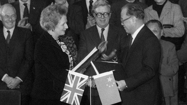 《中英聯合聲明》是中英兩國於1984年共同發表的一份聲明，承諾香港現行社會、經濟制度和生活方式50年不變，在”一國兩制”下享有不同於中國內地的自由與司法獨立。(圖片來源：BBC)