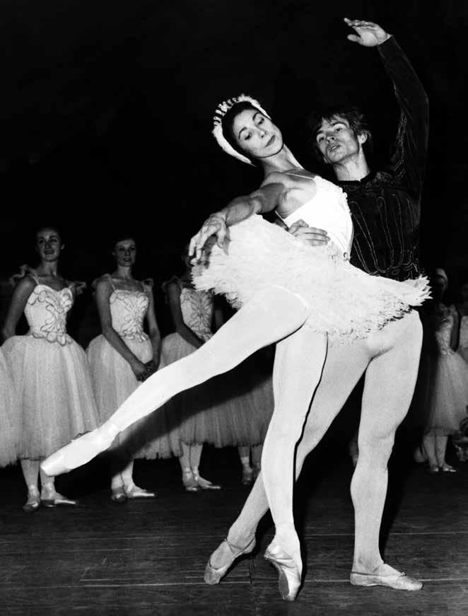 圖說: 1963 年，紐瑞耶夫和瑪歌芳婷演出《天鵝湖》