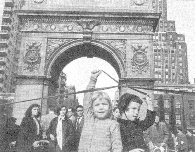 圖說: 1958 年華盛頓廣場公園，兩個孩子拿著絲帶「結綵」，以反對新路開通。 左邊的孩子瑪麗（Mary），就是珍雅各的女兒。