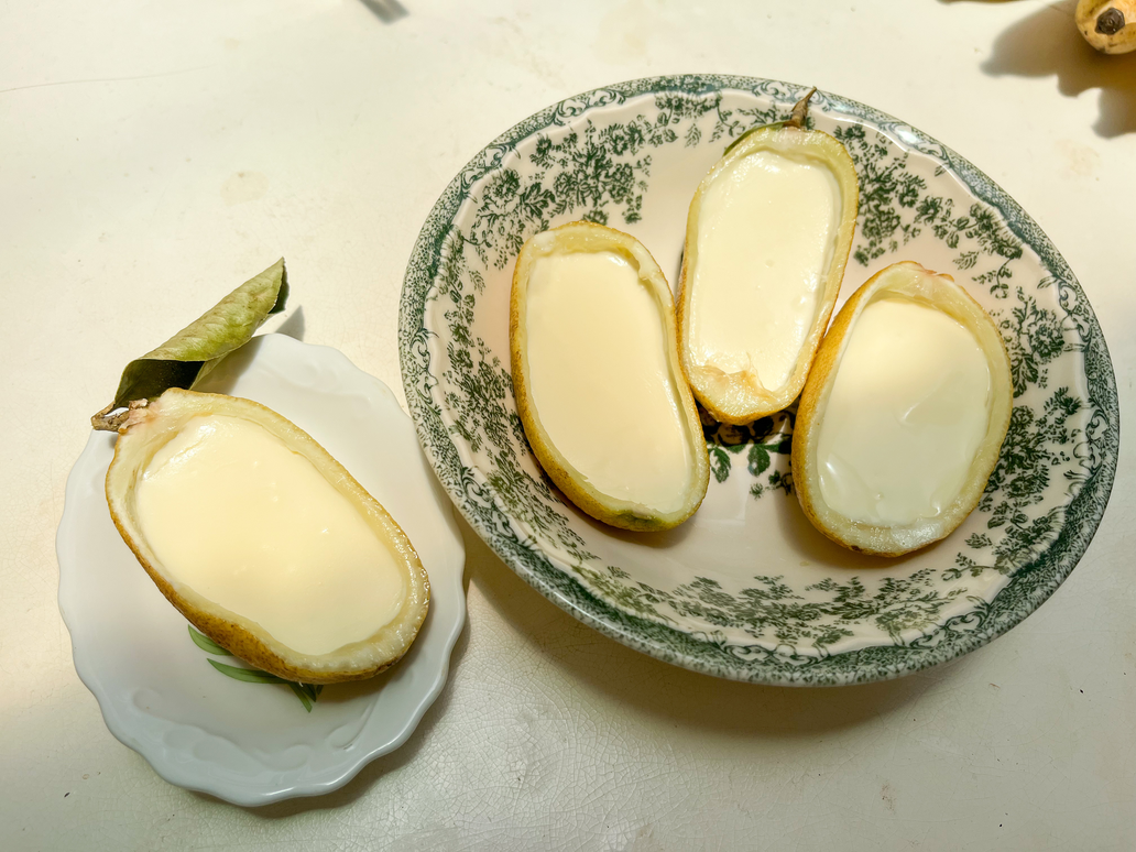 台灣產的香水檸檬，呈長橢圓狀、皮厚，用來做盛接檸檬奶酪的容器再適合不過了