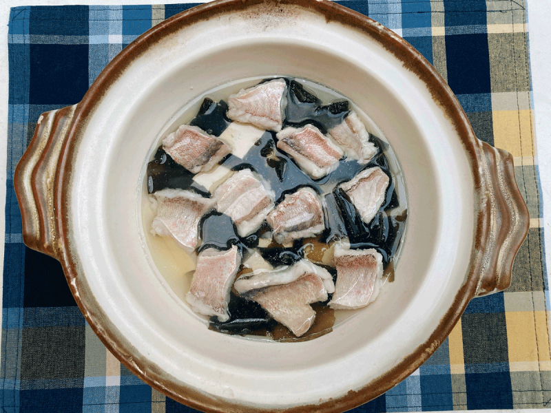 白色魚肉和白色豆腐在無色的昆布出汁裡是婉約的視覺呈現，風味高雅。（攝影／番紅花）