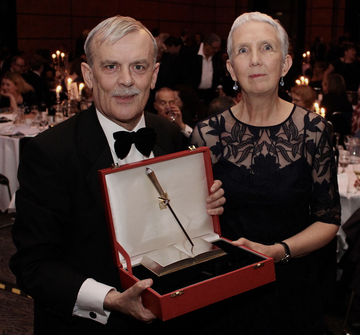 愛德華茲獲2020年「CWA鑽石匕首獎」與安．克利夫斯 (Ann Cleeves)合照