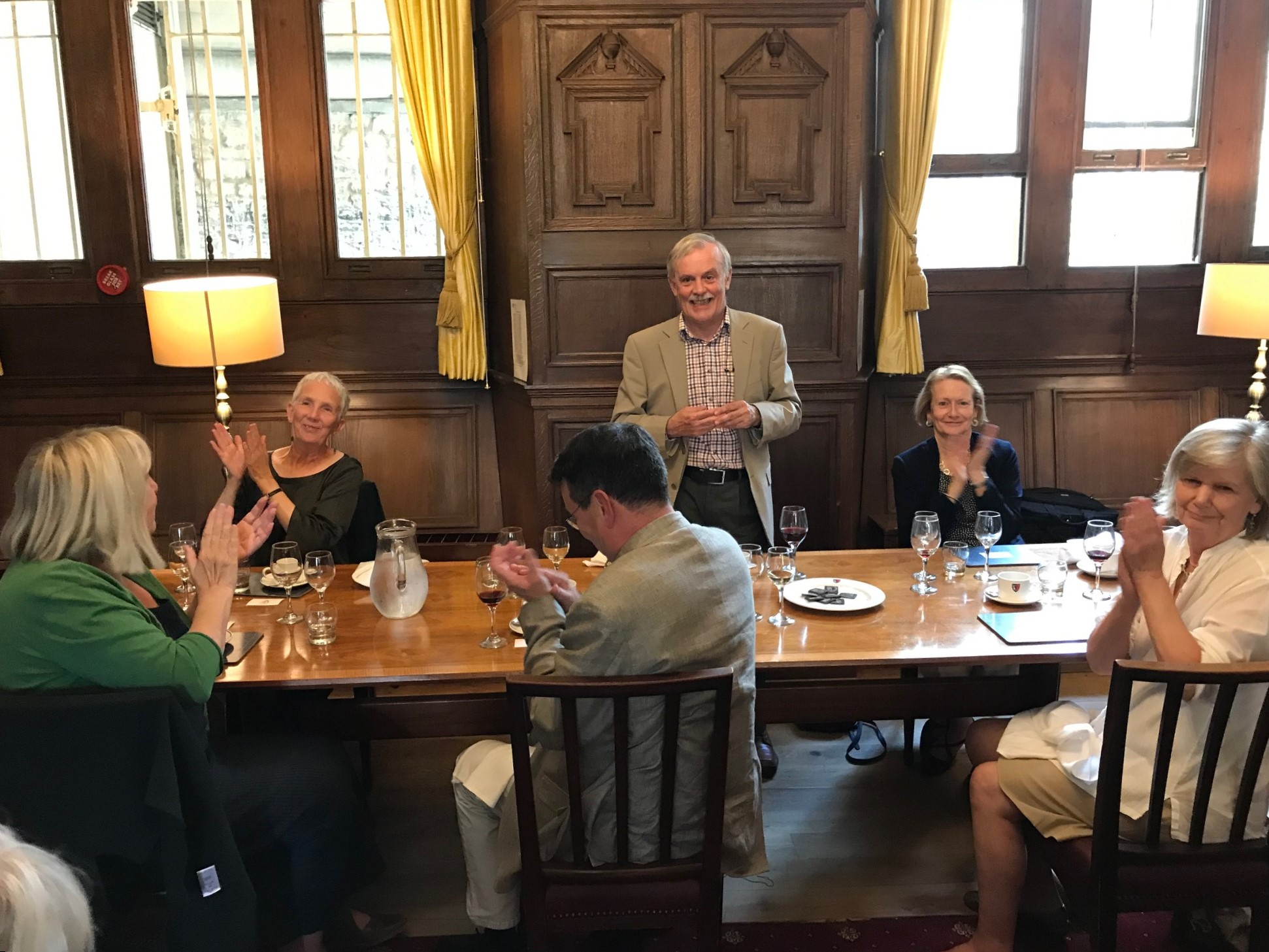 馬丁．愛德華茲（中）2019年「偵探作家俱樂部」在牛津的午餐聚會。（提供／尖端出版）