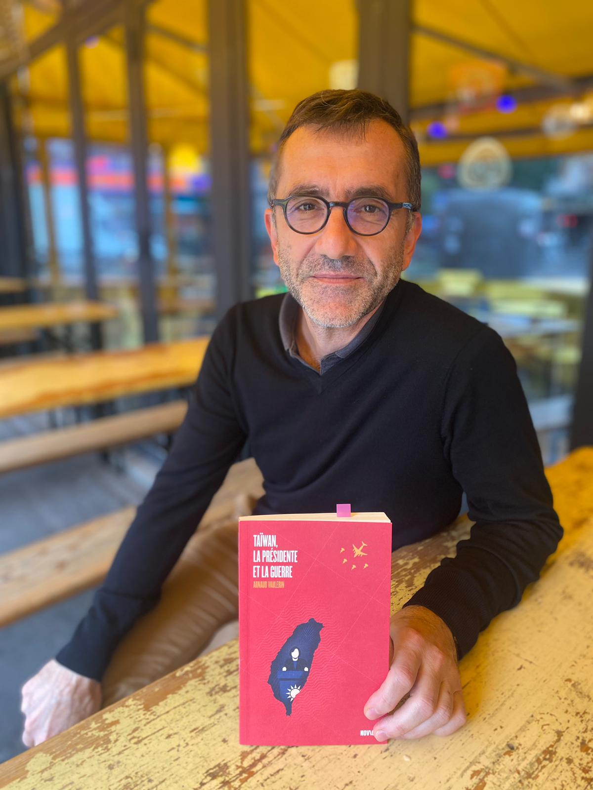 圖說：阿諾．沃勒函（Arnaud Vaulerin）與法國版《臺灣路上：蔡英文的非典型力量》，原書於2023年於法國出版。圖片由作者提供。