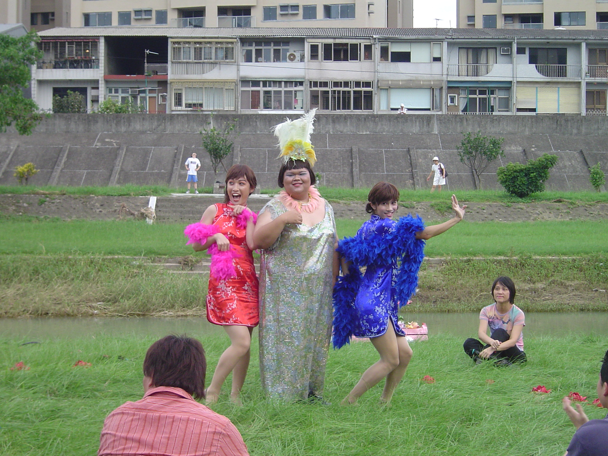 與《豔光四射歌舞團》的姊妹，在雨農橋畔公園