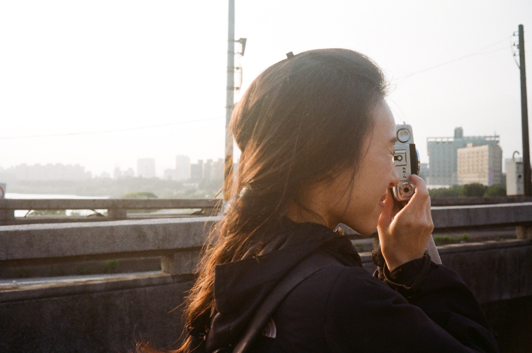 《在燈暗的時候唱歌給自己聽》是淺堤樂團主唱蔡依玲，首本散文創作