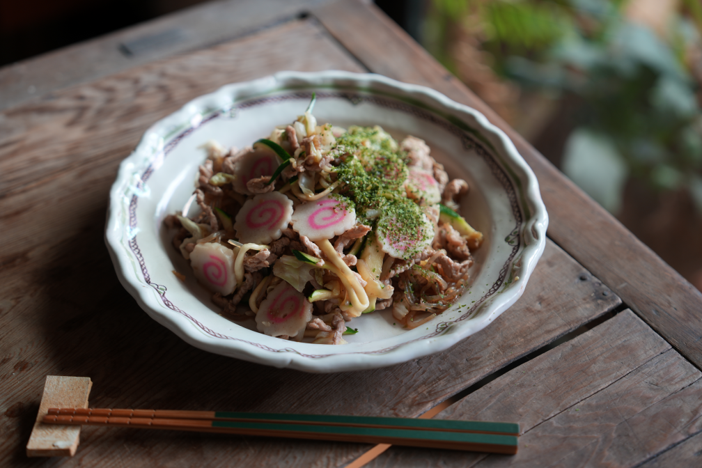 燙傷的右手也需要工作量減輕的食材，今天就做一盤全部都炒在一起的日式炒麵吧。