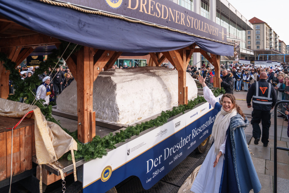 在德勒斯登史多倫節（Dresdner Stollenfest）慶典活動中出現的巨型史多倫。]（照片來源：德勒斯登史多倫保護協會（Schutzverband Dresdner Stollen e. V.